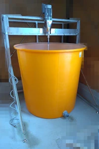 ステンレス撹拌機付き樹脂タンク