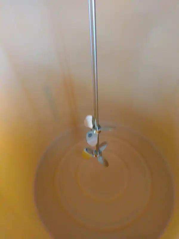 ステンレス撹拌機付き樹脂タンク